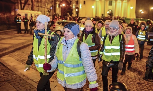 4.03.2016. Lublin. Po raz drugi odbywa się w Lublinie Ekstremalna Droga Krzyżowa. Po Mszy św. w lubelskiej katedrze uczestnicy wyruszyli na wybrane przez siebie trasy (pierwsza – 29 km, druga – 33 km i trzecia – 46 km). Podobne Drogi Krzyżowe odbywają się w innych miejscach Polski. 
