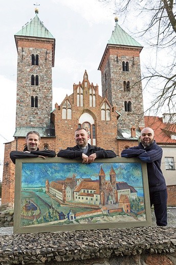 Ekipa salezjanów przed kolosem, który rozsiadł się nad Wisłą  