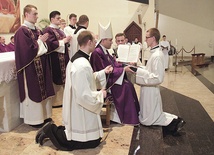 Jednym z obrzędów jest wręczenie kandydatom księgi Pisma Świętego