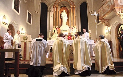 Metropolita pobłogosławił na początku spowiedników, którzy potem pełnili posługę w konfesjonałach