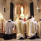 Metropolita pobłogosławił na początku spowiedników, którzy potem pełnili posługę w konfesjonałach