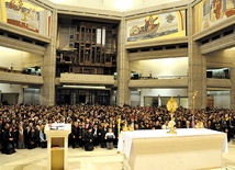 Adoracja i uwielbienie wypełniały 27 lutego sanktuarium św. Jana Pawła II 