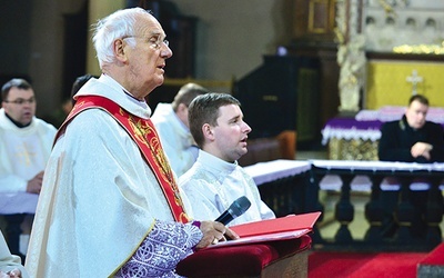 Biskup Ignacy Dec rozpoczął uwielbienie eucharystycznego Jezusa