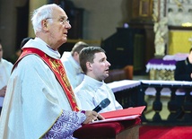 Biskup Ignacy Dec rozpoczął uwielbienie eucharystycznego Jezusa