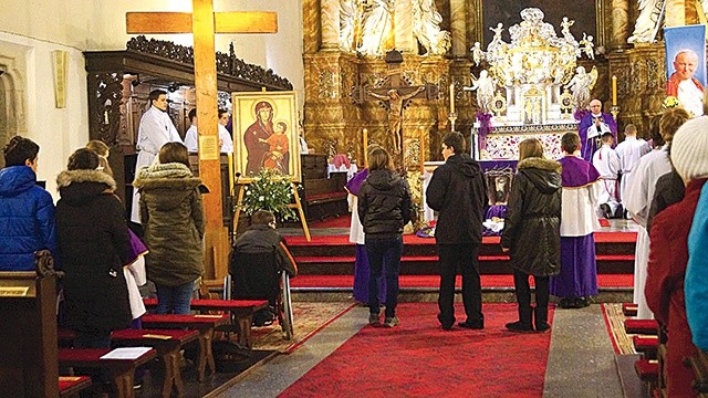 W inauguracyjnym spotkaniu z symbolami Światowych Dni Młodzieży wzięło udział w Jeleniej Górze  kilka tysięcy osób 