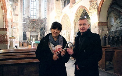 Ks. Piotr Nowak i Anna Jeziorska z kluczem do zabytkowej archikolegiaty