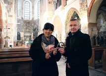 Ks. Piotr Nowak i Anna Jeziorska z kluczem do zabytkowej archikolegiaty