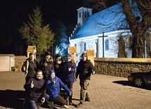 Sztab sochaczewskiej EDK przed kościołem w Kozłowie Biskupim