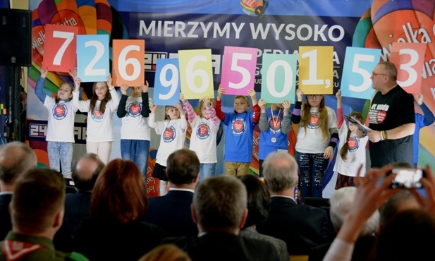 Dzieci z Radomia podniosły cyfry, które ułożyły się w zebraną w tym roku rekordową kwotę na rzecz WOŚP