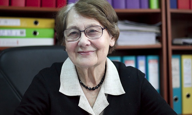Anna Kozera, z wykształcenia biolog; była założycielką pracowni hydrobiologicznej w Petrochemii, radną miasta na początku  lat 90. XX w. Jest społeczniczką z krwi i kości; od 23 lat prowadzi Katolickie Stowarzyszenie  im. św. Brata Alberta