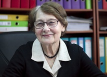 Anna Kozera, z wykształcenia biolog; była założycielką pracowni hydrobiologicznej w Petrochemii, radną miasta na początku  lat 90. XX w. Jest społeczniczką z krwi i kości; od 23 lat prowadzi Katolickie Stowarzyszenie  im. św. Brata Alberta