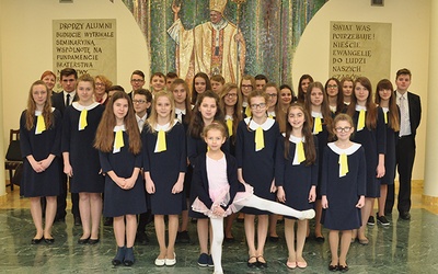 Uczniowie z Mikluszowic przedstawili program o Janie Pawle II – Papieżu Rodziny