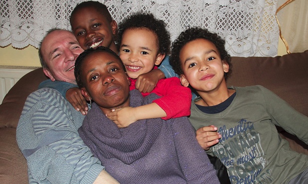 Henryk i Everine Hajzykowie z synami: Tomkiem, Marcinem i Robertem