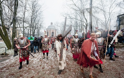 W ubiegłym roku w Chwalebne Misterium Męki Pańskiej zaangażowanych było ponad 100 osób z Piekar i okolic. W tym roku organizatorzy także zapowiadają bogatą scenografię, pasyjną oprawę muzyczną i klimat sprzyjający modlitwie