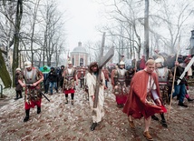 W ubiegłym roku w Chwalebne Misterium Męki Pańskiej zaangażowanych było ponad 100 osób z Piekar i okolic. W tym roku organizatorzy także zapowiadają bogatą scenografię, pasyjną oprawę muzyczną i klimat sprzyjający modlitwie