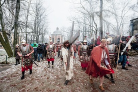 W ubiegłym roku w Chwalebne Misterium Męki Pańskiej zaangażowanych było ponad 100 osób z Piekar i okolic. W tym roku organizatorzy także zapowiadają bogatą scenografię, pasyjną oprawę muzyczną i klimat sprzyjający modlitwie