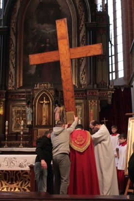 Osadzeni czekali na krzyż