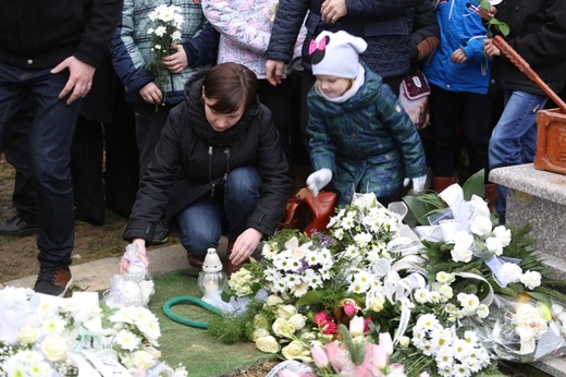 Ostatnie pożegnanie 9-letniej śp. Klaudii Pająk z Pisarzowic