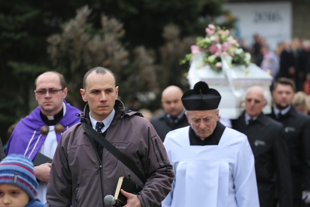 Ostatnie pożegnanie 9-letniej śp. Klaudii Pająk z Pisarzowic