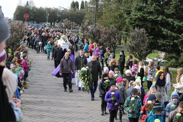 Ostatnie pożegnanie 9-letniej śp. Klaudii Pająk z Pisarzowic