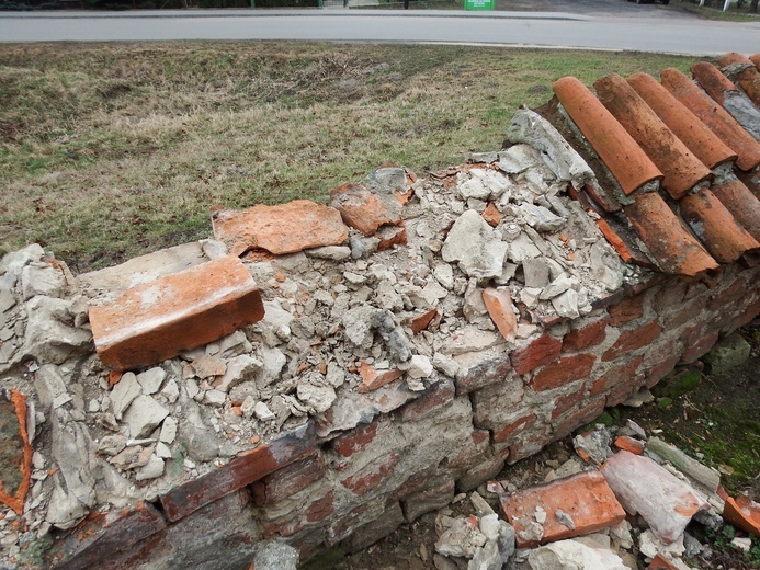 Zdewastowany mur w Krzyżanowie