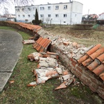 Zdewastowany mur w Krzyżanowie
