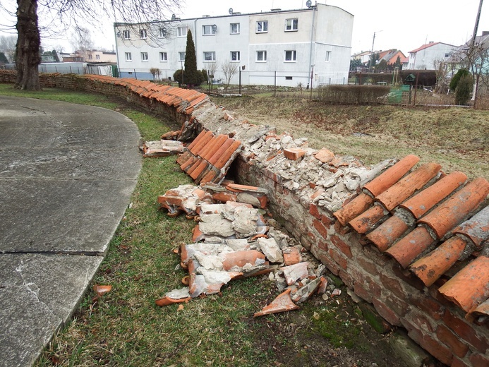 Zdewastowany mur w Krzyżanowie