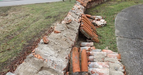 Zdewastowany mur w Krzyżanowie