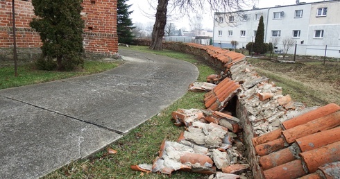 Zdewastowano gotycki mur