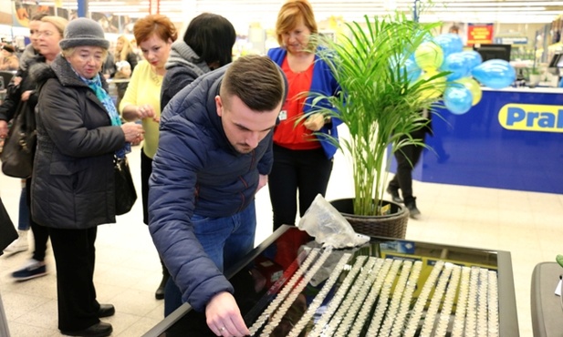 Chętnych do zapełniania kolejnych metrów taśmy nie brakowało