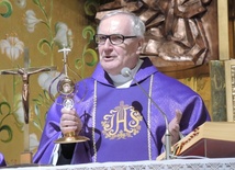 Ks. prof. Edward Staniek z relikwiarzem św. Jana Pawła II na Złotych Łanach