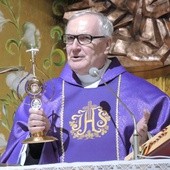 Ks. prof. Edward Staniek z relikwiarzem św. Jana Pawła II na Złotych Łanach
