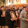 W procesji z darami wierni przynieśli obrazy, które będą teraz peregrynować w rodzinach parafii