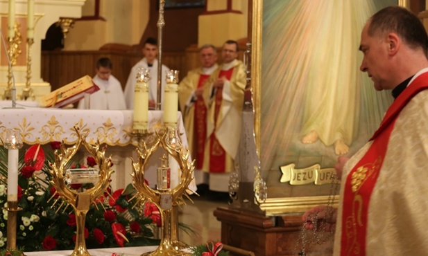 W imieniu parafian obraz i relikwie powitał ks. proboszcz Piotr Konieczny