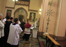 Poświęcenie krzyża na wieżę kościoła