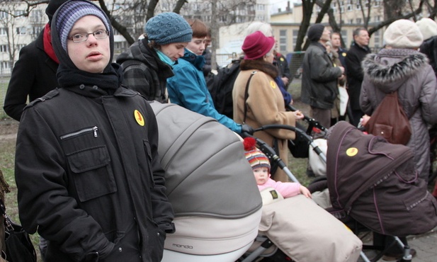 Wśród pikietujących były mamy z dziećmi, także niepełnosprawnymi