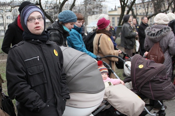 Wśród pikietujących były mamy z dziećmi, także niepełnosprawnymi