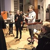  Uwielbienie śpiewem w Międzyborowie prowadził zespół złożony z miejscowych muzyków
