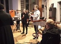  Uwielbienie śpiewem w Międzyborowie prowadził zespół złożony z miejscowych muzyków