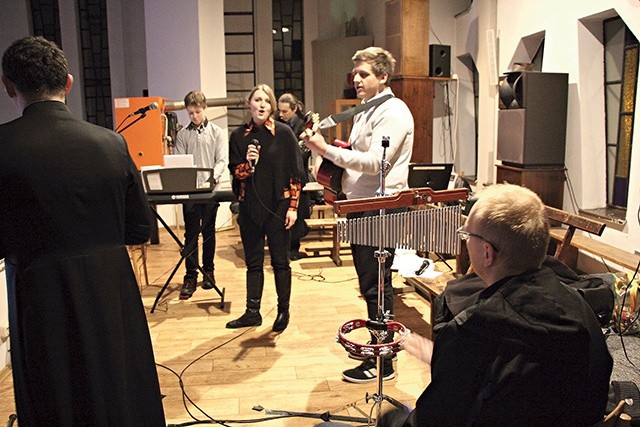  Uwielbienie śpiewem w Międzyborowie prowadził zespół złożony z miejscowych muzyków