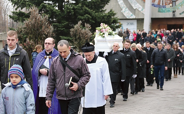  Śp. Klaudię odprowadzili najbliżsi i tłumy jej przyjaciół