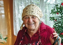 Ewa Drozdek-Korablowa skończyła podstawówkę jako obywatelka Królestwa Rumunii. Po wkroczeniu Armii Czerwonej rodzina otrzymała obywatelstwo ZSRR. „Dzięki temu” ojciec został wcielony do wojska, a ona wywieziona aż do Donbasu, gdzie przymusowo pracowała w kopalni. Wróciła na rodzinną Bukowinę. Teraz na starej harmoszce przygrywa podwórkowemu psu