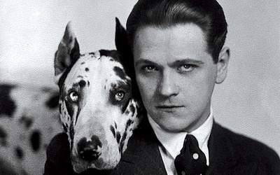 Eugeniusz Bodo był najsłynniejszym przedwojennym polskim aktorem, piosenkarzem i artystą kabaretowym. Jego nieodłącznym towarzyszem był dog arlekin imieniem Sambo