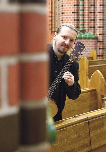 Patryk Filipowicz Gitarzysta posługujący się techniką fingerstyle, pozwalającą na jednoczesne prowadzenie kilku głosów. Gra m.in. z Grzegorzem Majzlem oraz zespołami Dobre Ludzie i Blues Bazar. Strona internetowa: filipowicz.art.pl.