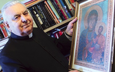  Jubilat z obrazem MB Częstochowskiej, który otrzymał podczas święceń od generała paulinów