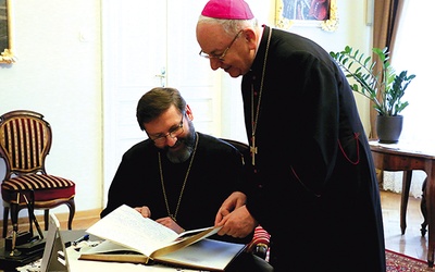 Abp Światosław Szewczuk wpisał się do księgi pamiątkowej  u abp. Stanisława Budzika