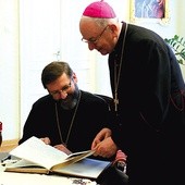 Abp Światosław Szewczuk wpisał się do księgi pamiątkowej  u abp. Stanisława Budzika