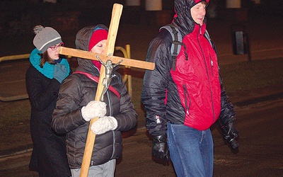  W nocnej wędrówce z krzyżem w Olsztynie wzięło udział 50 osób