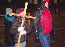  W nocnej wędrówce z krzyżem w Olsztynie wzięło udział 50 osób