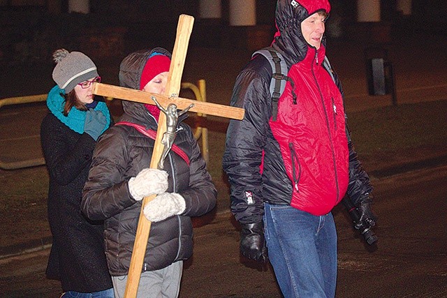  W nocnej wędrówce z krzyżem w Olsztynie wzięło udział 50 osób